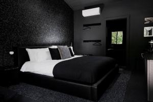 een zwarte slaapkamer met een bed en een raam bij The Norsdale plus CMYK Motel on 10 acres in Phoenicia in Phoenicia