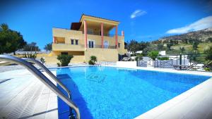 Πισίνα στο ή κοντά στο Villa Theonymfi