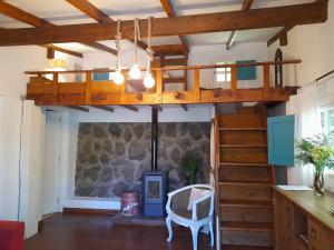 Cama elevada en habitación con escalera en La Finca, en La Orotava