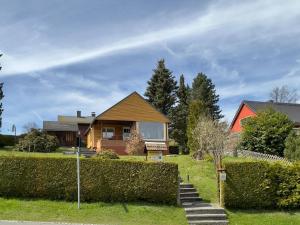 a house with a hedge in front of a house at Vacation Rental Cottage, Oybin in Hain