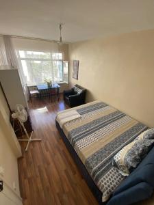 una camera con letto e un soggiorno di Perfect Location , Nişantaşı Private Room R3 a Istanbul