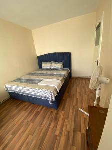 una camera con letto e pavimento in legno di Perfect Location , Nişantaşı Private Room R3 a Istanbul