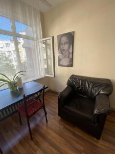 un soggiorno con divano in pelle e tavolo di Perfect Location , Nişantaşı Private Room R3 a Istanbul