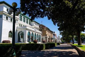 una calle frente a un edificio con luz de calle en NEW! Orange Street Downtown Cottage, en Hot Springs