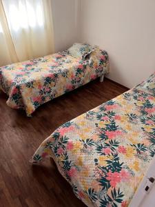 サンタフェにあるHogar Dulce hogarの花が飾られた部屋のベッド2台 +6枚の写真