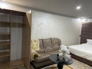 Hébergement dakhla plaisance في دخلة: غرفة معيشة مع أريكة وسرير