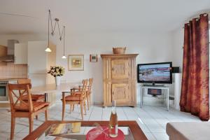 Μια τηλεόραση ή/και κέντρο ψυχαγωγίας στο Haus Strandstrasse 150 Appartement 11