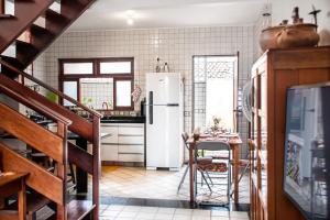uma cozinha com um frigorífico e uma mesa em Apartamento a 400 metros da Praia do Frances-AL em Marechal Deodoro