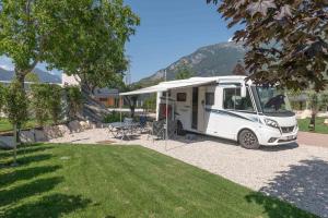 阿科Camping Agrisalus的停在停车场的白色露营车