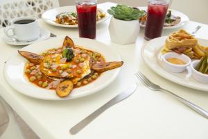 een witte tafel met borden voedsel erop bij Hotel Uxulkah in Campeche