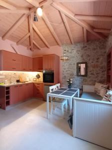 uma cozinha com uma mesa e uma sala de jantar em Apartment Rustico em Ancient Epidavros
