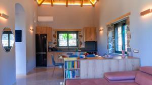 uma cozinha com uma ilha de cozinha numa sala de estar em Casa Diosa em Palaiochora