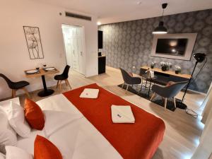 una camera d'albergo con letto e soggiorno di Baross40 Apartments a Budapest