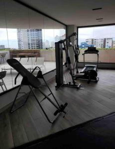 Fitness centrum a/nebo fitness zařízení v ubytování VIP DELUXE SUITE AND TOWER B7_POOL_GYM_SAUNE_WIFE