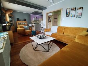 - un salon avec un canapé et une table dans l'établissement APPARTEMENTY COCO GUILBEAU, à Bourges