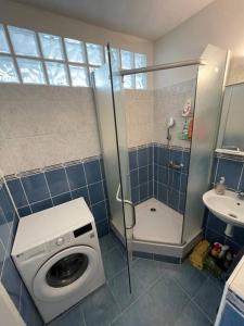 ein Bad mit einer Dusche, einem WC und einem Waschbecken in der Unterkunft 1-izbový byt in Košice