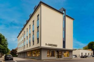Budynek z napisem "Meyer" w obiekcie Mayburg Salzburg, a Tribute Portfolio Hotel w mieście Salzburg
