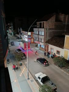 Una calle por la noche con coches aparcados en la calle en Apartamento para descansar en Duitama
