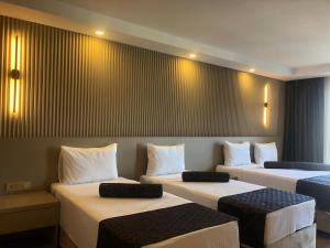 Кровать или кровати в номере Grand İska Hotel