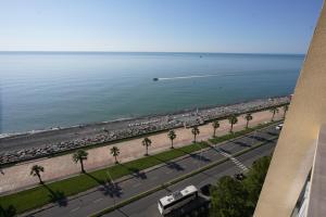 vista para a praia e para a água a partir de um edifício em RUMI Hotel em Batumi