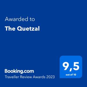 una señal azul con el texto concedido a los premios de revisión del viajero quaterra en The Quetzal en Cancún