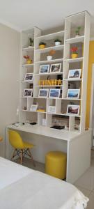białe biurko z żółtym krzesłem w pokoju w obiekcie Hospedagem Quarto Chic centro Cunha w mieście Cunha