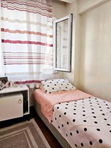 - une chambre avec un lit, un lavabo et une fenêtre dans l'établissement Clover Flower House Only for Females ZEYTİNBURNU, à Istanbul