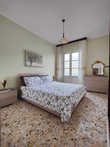 a bedroom with a large bed and a window at Residenza Il Gabbiano 3 in Cannobio