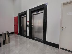una fila de puertas de ascensor en un edificio en Go Inn Aracruz, en Aracruz
