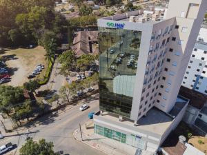 una vista aérea de un edificio con una señal de carazon en él en Go Inn Aracruz, en Aracruz