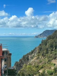 uma vista para o oceano a partir de um edifício em Affittacamere Le Terrazze em Corniglia