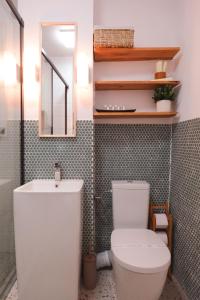 un baño con inodoro y lavabo en Hannah's Apartment Ocna Mures, en Ocna-Mureşului