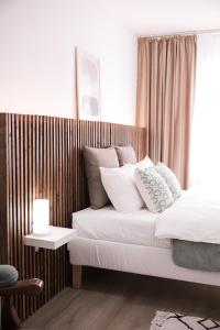 Un dormitorio con una cama con sábanas y almohadas blancas. en Hannah's Apartment Ocna Mures, en Ocna-Mureşului