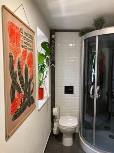uma casa de banho com WC e um cartaz na parede em Terracielo Ramona B&B Homestay Penne em Penne