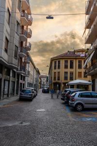 uma rua da cidade com carros estacionados na rua em Langhe Beauty Apartament Experience 2 "wine" em Alba