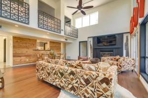 een woonkamer met een bank en een open haard bij Waterfront Lake Travis Luxury Home with Large Deck! in Spicewood