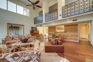 een grote woonkamer met banken en een tafel bij Waterfront Lake Travis Luxury Home with Large Deck! in Spicewood