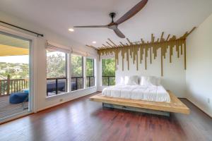 Katil atau katil-katil dalam bilik di Waterfront Lake Travis Luxury Home with Large Deck!