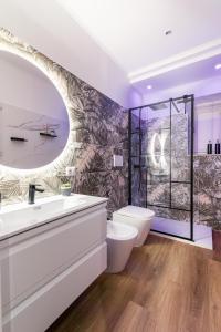 ein Bad mit einem Waschbecken, einem WC und einer Dusche in der Unterkunft AGF Luxury Apartment in Catania