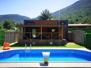 una casa con una piscina di fronte di Hakuna Matata Tiny House Urla / Özel Havuzlu 