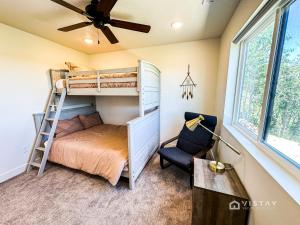 ein Schlafzimmer mit einem Etagenbett und einem Stuhl in der Unterkunft Bryce View Cabin - New Cabin With Amazing Views! in Alton