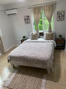 um quarto com uma cama grande e uma janela em Jean Olive em Castries