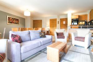 a living room with a couch and two chairs at Stunning 3-bedroom apartment with mountain views in Flaine