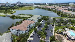eine Luftansicht einer Stadt mit Fluss und Gebäuden in der Unterkunft Vista Cay Resort in Orlando