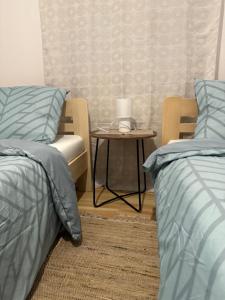 Pokój z 2 łóżkami i stołem z krzesłem w obiekcie Mirabella House w mieście Rzeszów