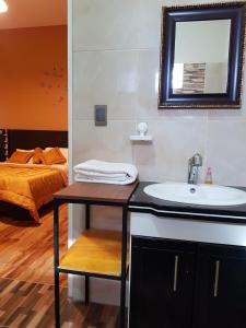Ett badrum på HOTEL MIL ESTRELLAS-TOROTORo