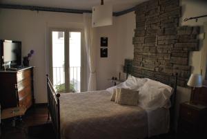 Postel nebo postele na pokoji v ubytování Casa tipica siciliana patronale home BedandBreakfast TreMetriSoprailCielo Camere con vista, colazione interna in terrazzo panoramico
