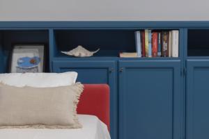 a room with blue cabinets and a red couch at Villa Rose Acireale Santa Tecla in Santa Tecla