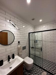 A bathroom at Moon House Bungalow