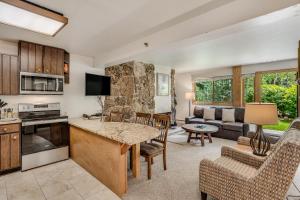 cocina y sala de estar con sofá y mesa en Laurelwood Condominiums 302 en Snowmass Village